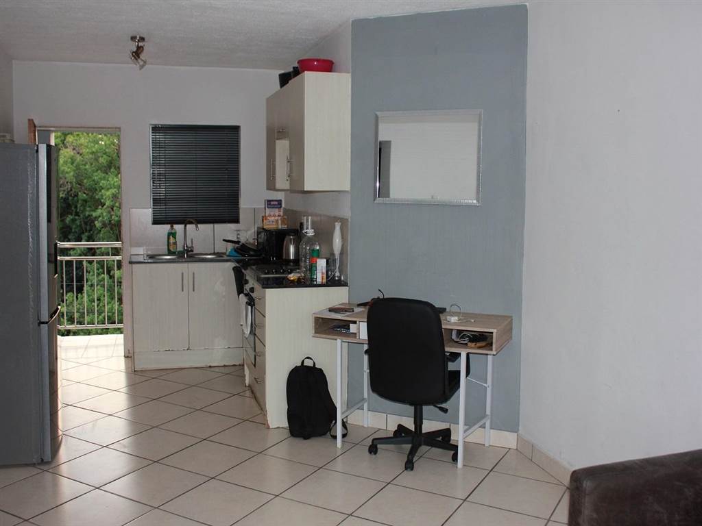 2 Bed Apartment in Athlone Park photo number 4