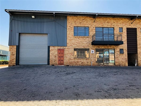 451  m² Industrial space in Stormill