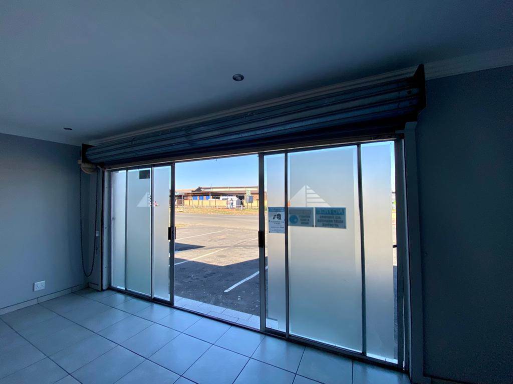 594  m² Commercial space in Klipfontein photo number 3