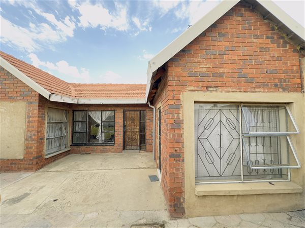 7 Bed House in Ivory Park