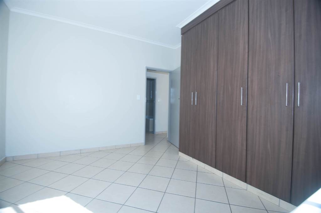 2 Bed Apartment in Eloffsdal photo number 11
