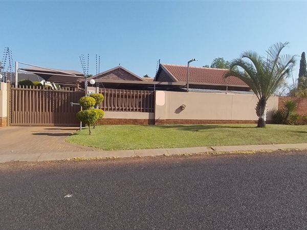 4 Bed House in Hesteapark