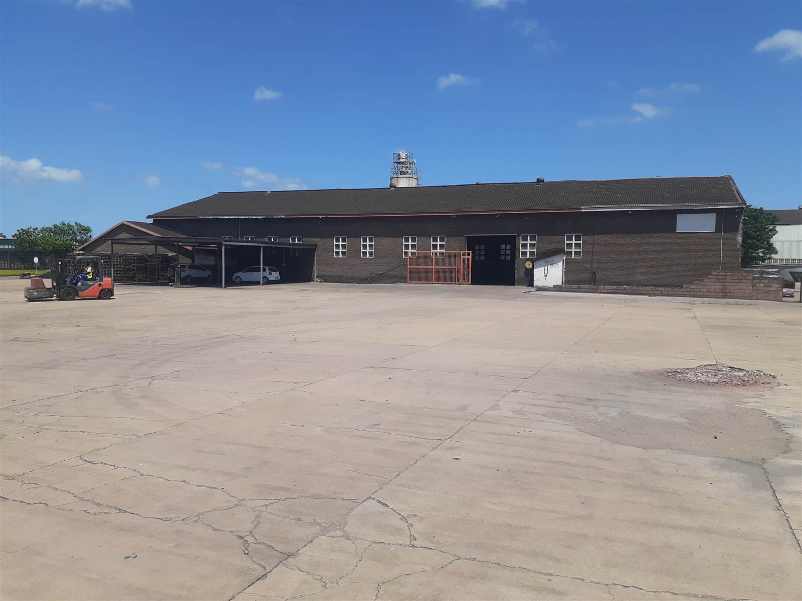 1555  m² Industrial space in Alton photo number 3
