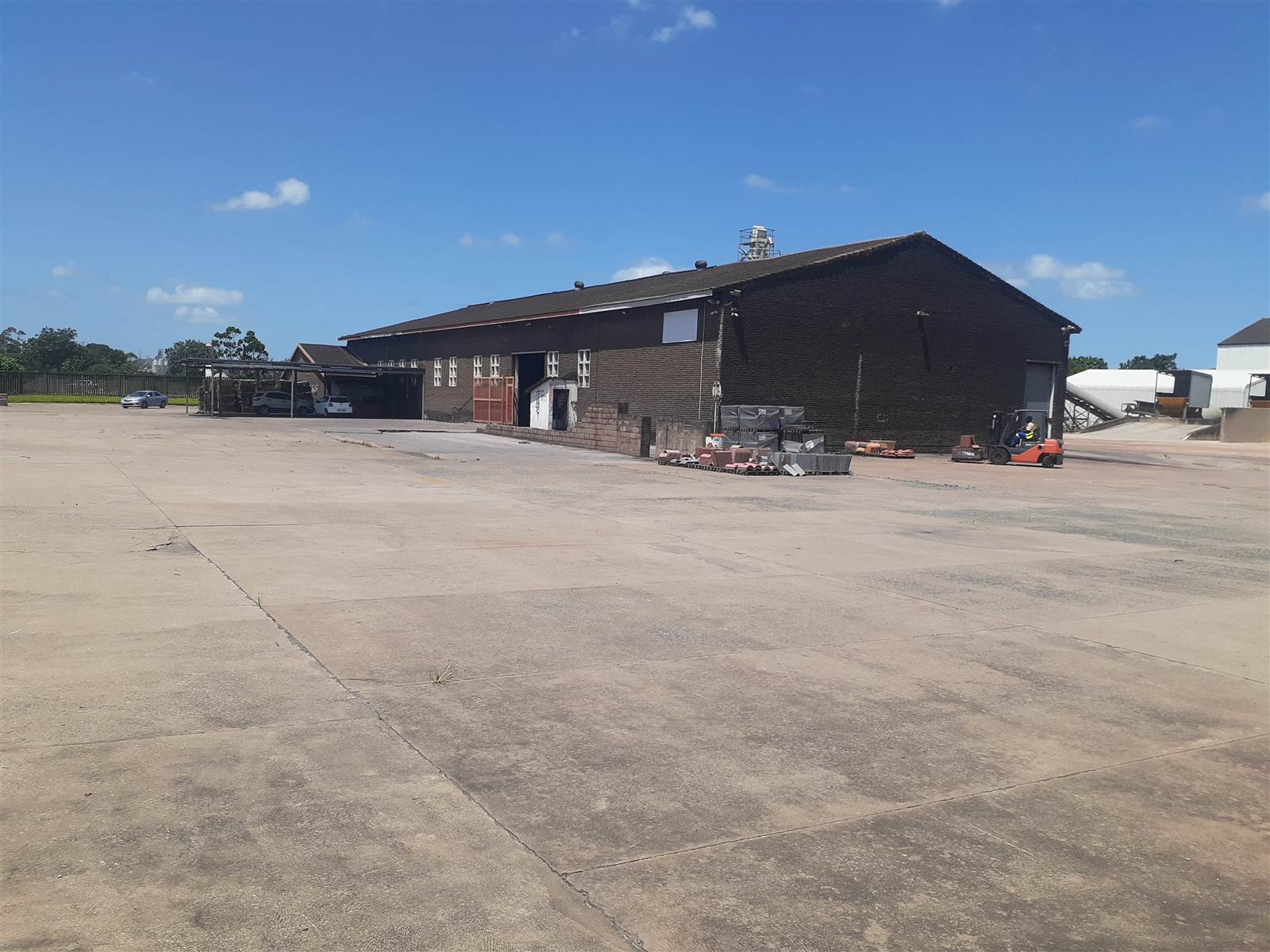 1555  m² Industrial space in Alton photo number 2
