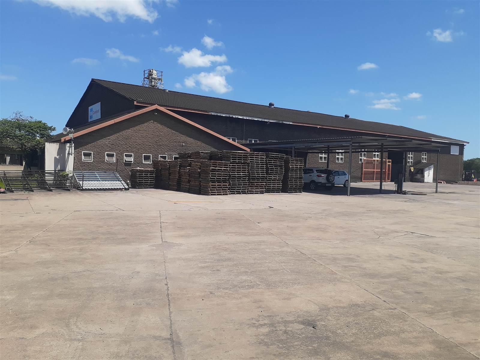 1555  m² Industrial space in Alton photo number 1