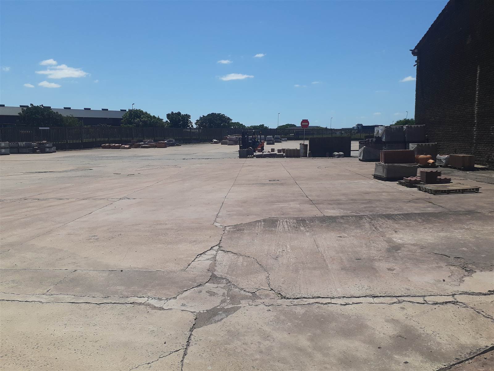 1555  m² Industrial space in Alton photo number 8