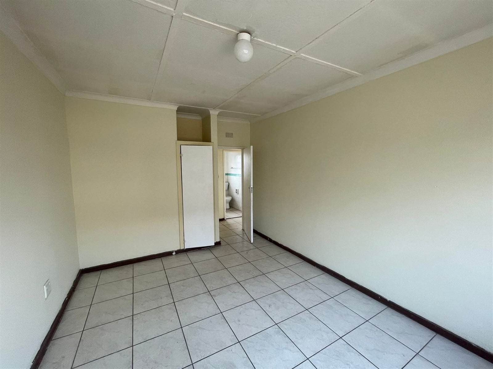 2 Bed Apartment in Rosettenville photo number 9