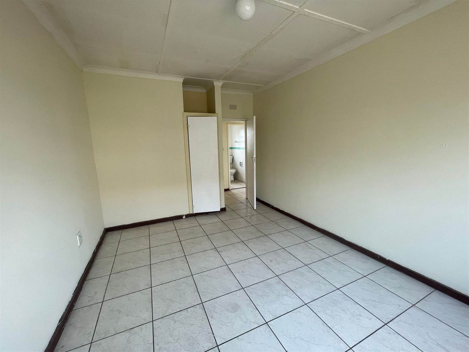 2 Bed Apartment in Rosettenville photo number 3