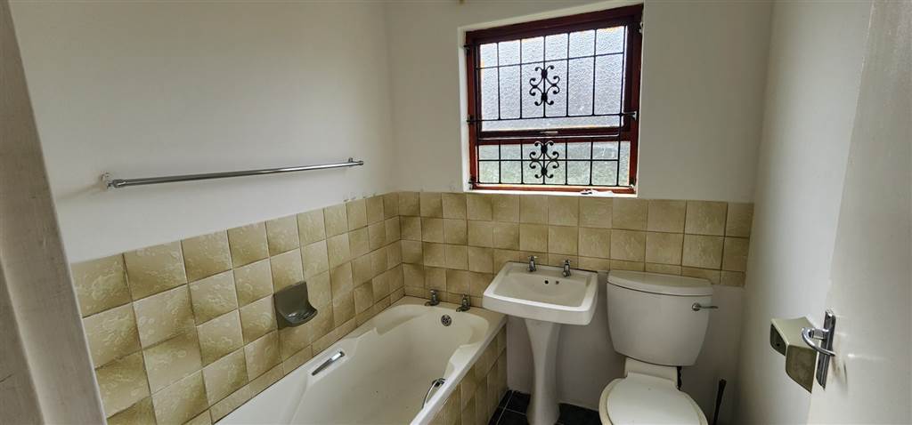 3 Bed House in King Williams Town photo number 4