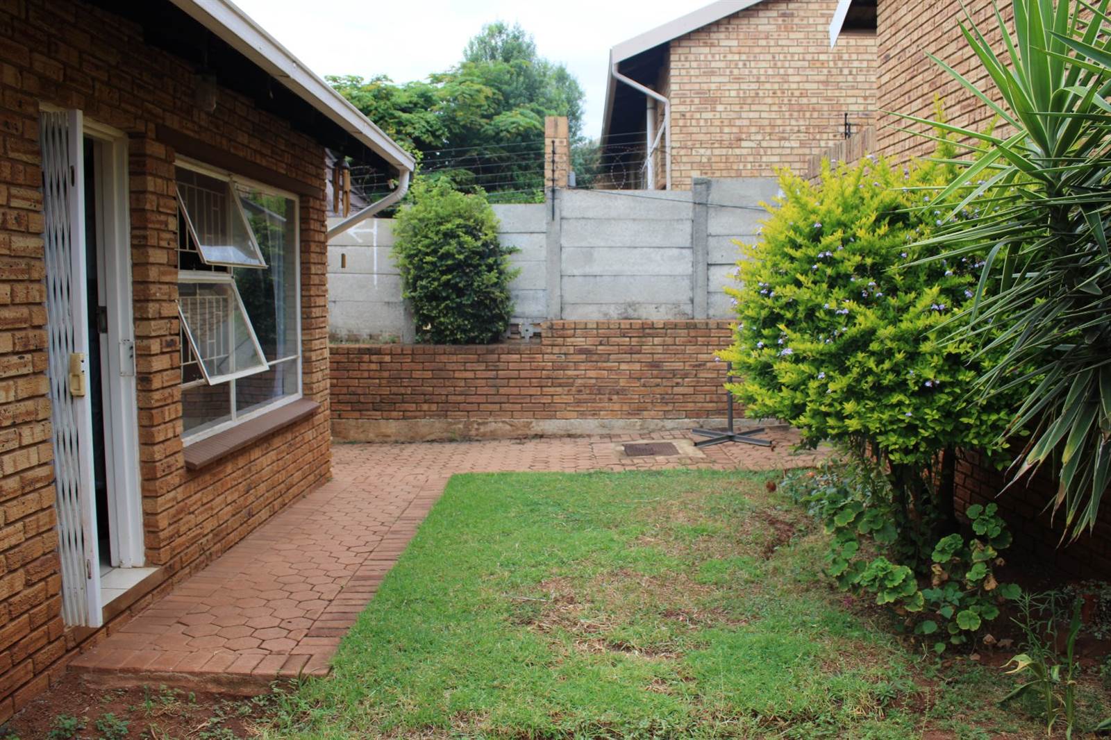 2 Bed Townhouse in Krugersdorp North photo number 3