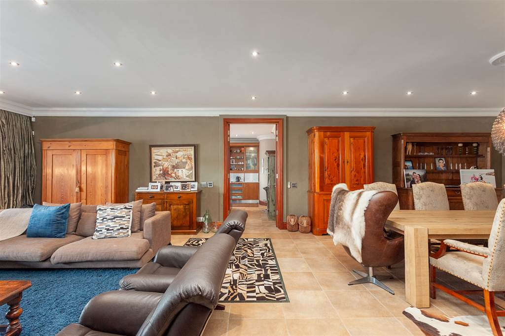 4 Bed House in Waterkloof photo number 4