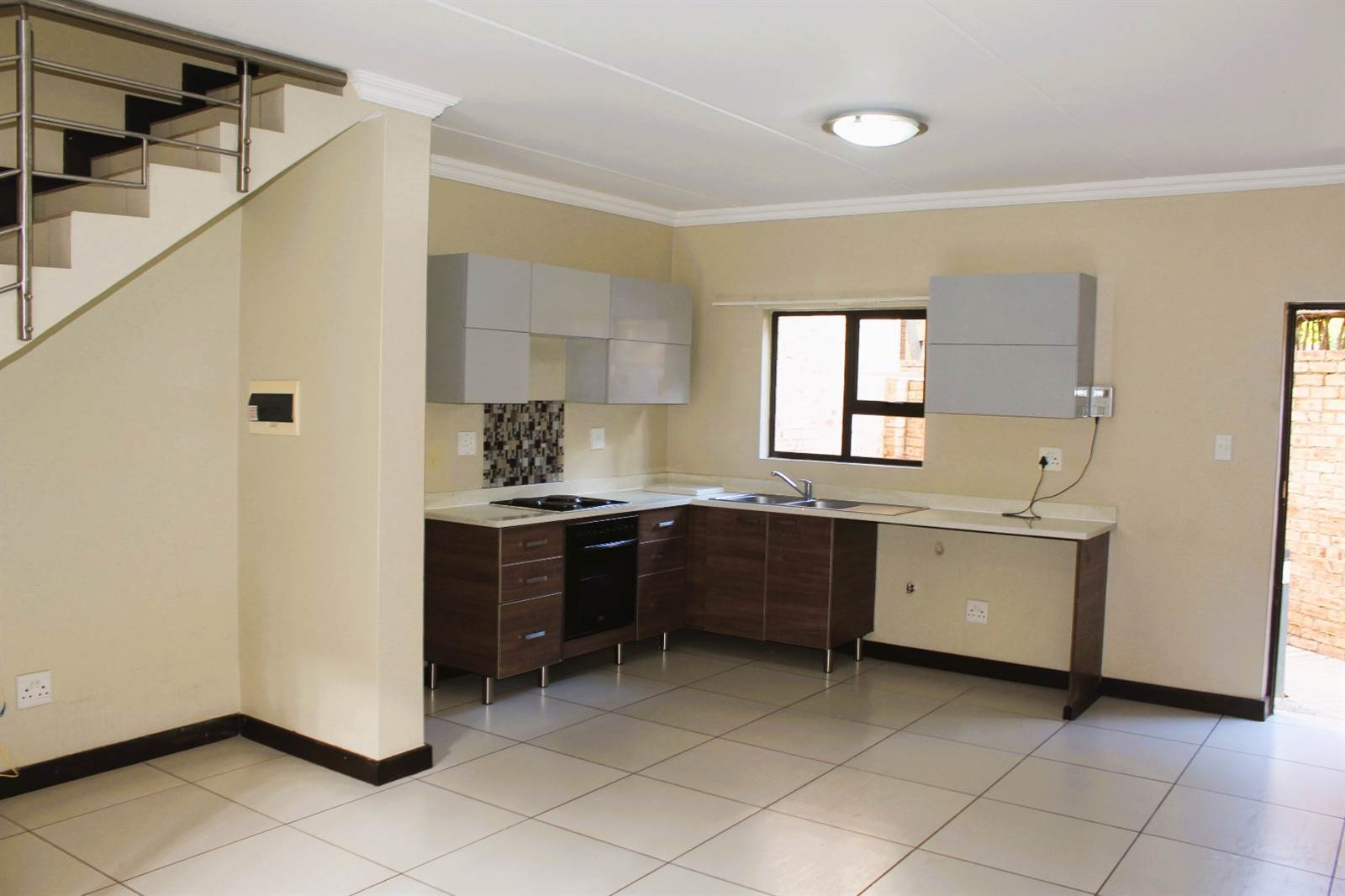 2 Bed Townhouse in Rooihuiskraal North photo number 17