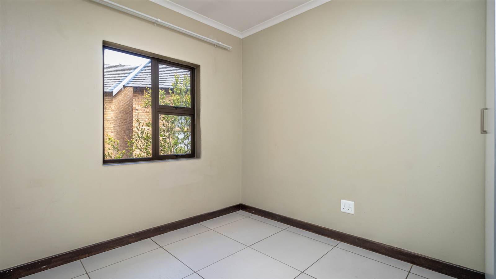 2 Bed Townhouse in Rooihuiskraal North photo number 11