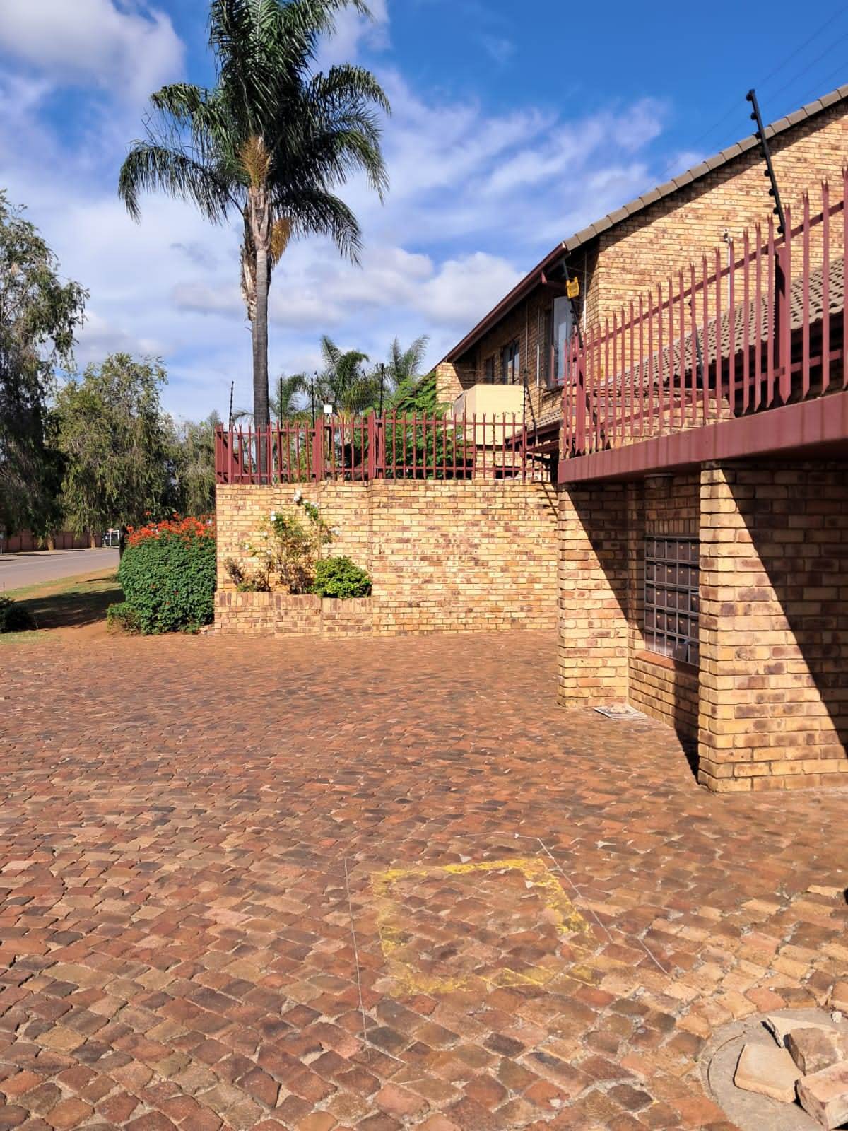 2 Bed House in Mooikloof Equestrian Estate photo number 2