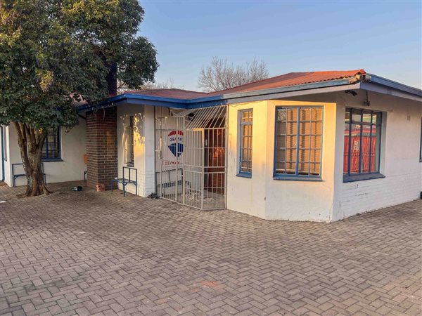 100  m² Commercial space