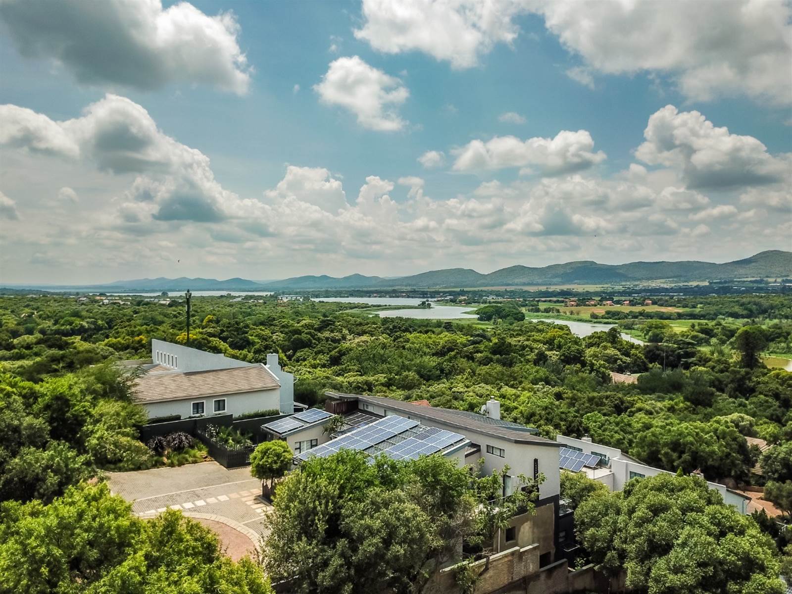 4 Bed House in Hartbeespoort Dam photo number 30