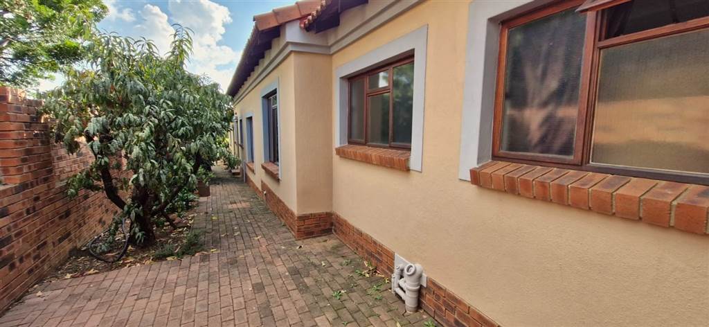 3 Bed House in Bronberg photo number 30