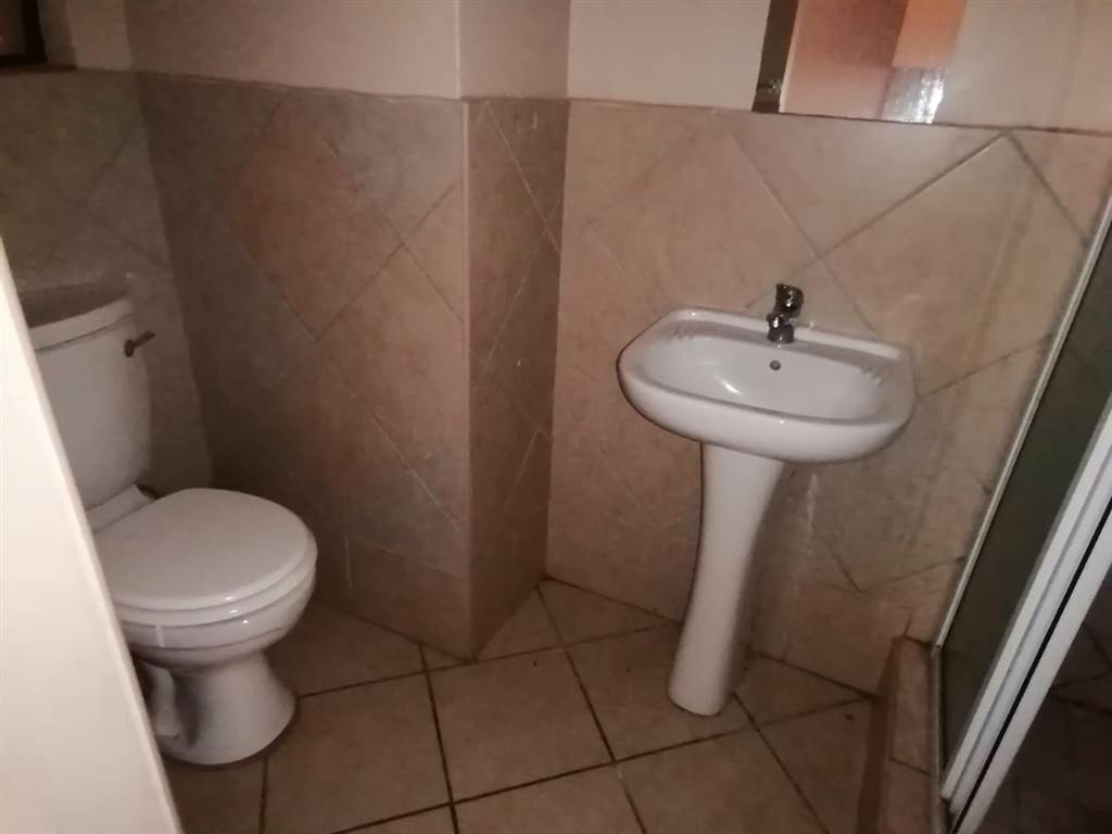 1 Bed Apartment in Bloemfontein photo number 9