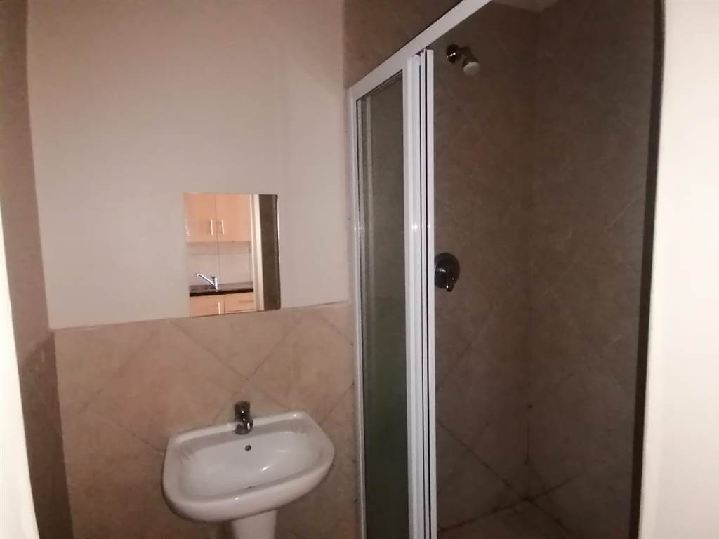 1 Bed Apartment in Bloemfontein photo number 11
