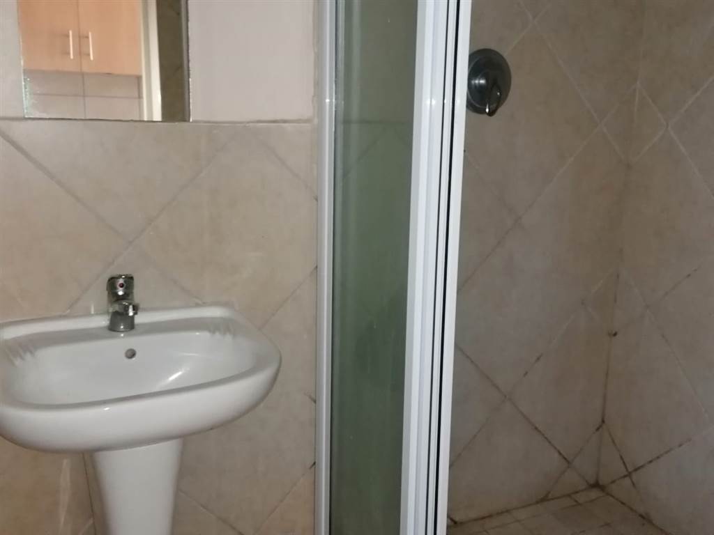 1 Bed Apartment in Bloemfontein photo number 12