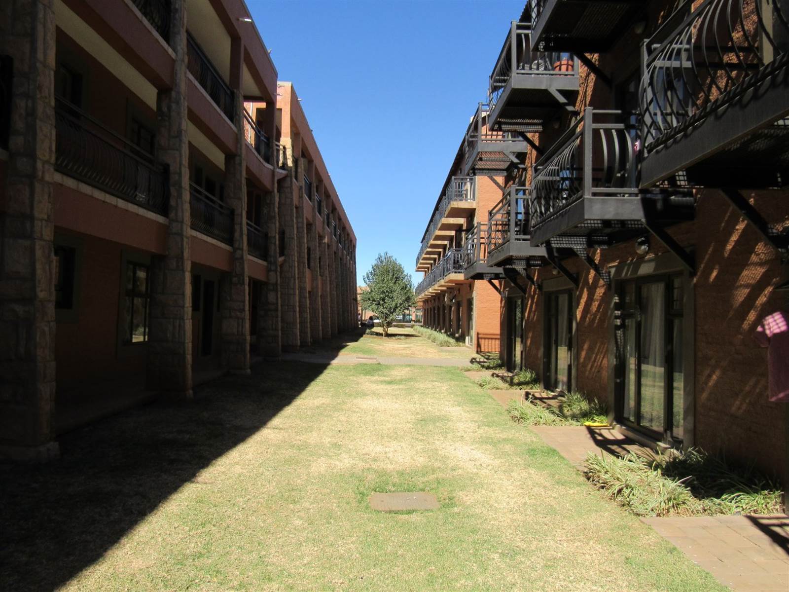 1 Bed Apartment in Bloemfontein photo number 8