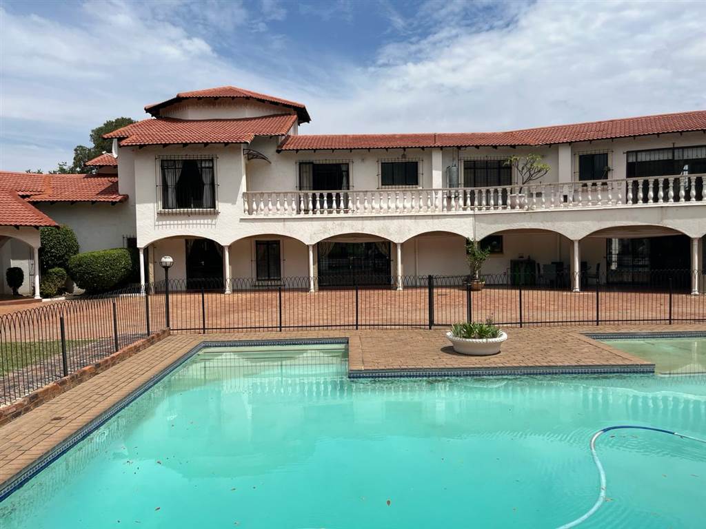 6 Bed House in Randjesfontein photo number 16