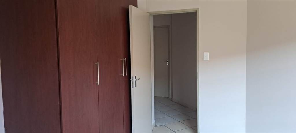 3 Bed Apartment in Waterval East photo number 10