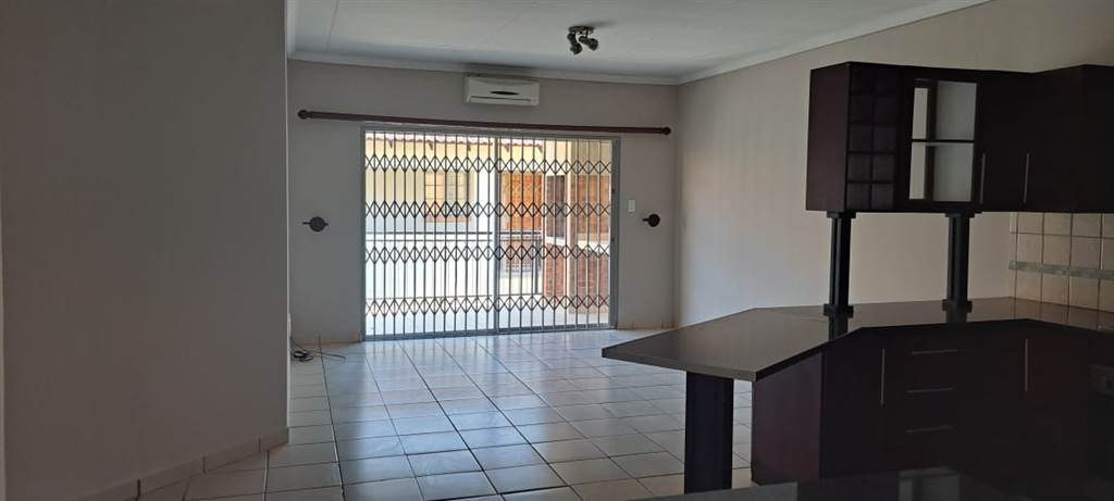3 Bed Apartment in Waterval East photo number 13