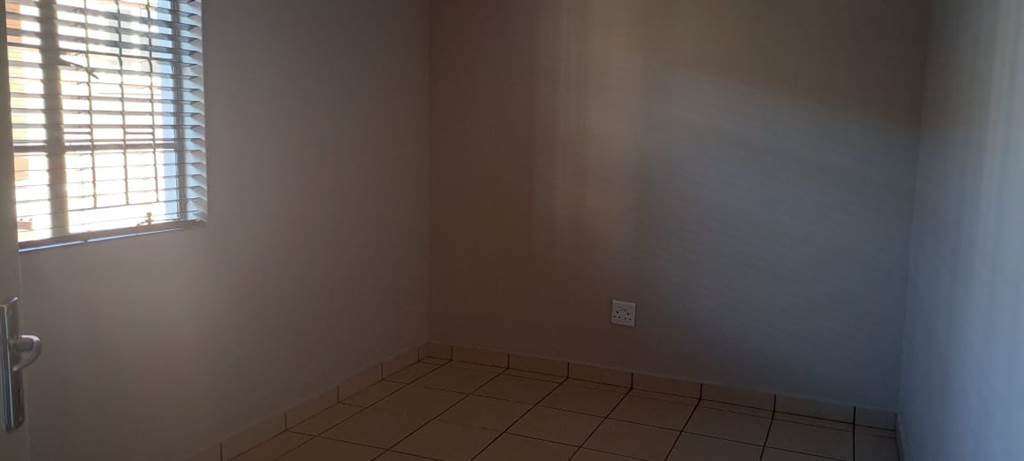 3 Bed Apartment in Waterval East photo number 12