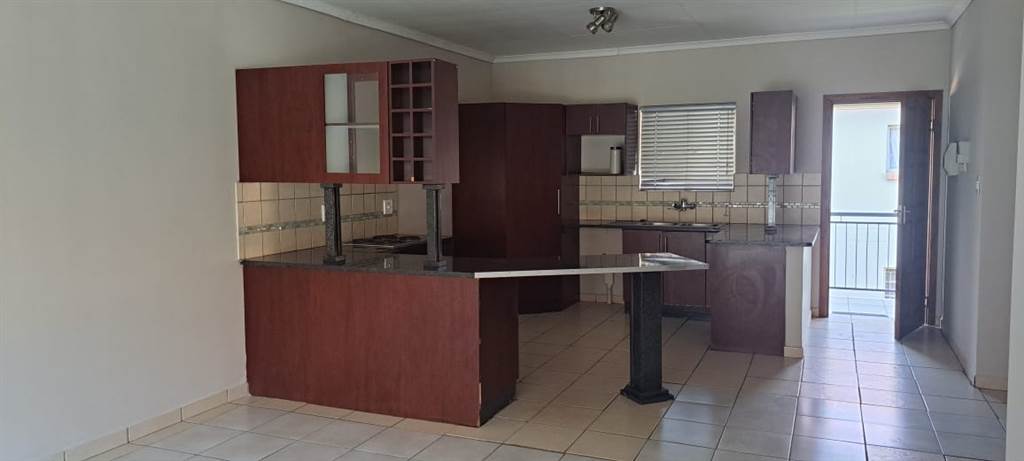 3 Bed Apartment in Waterval East photo number 4