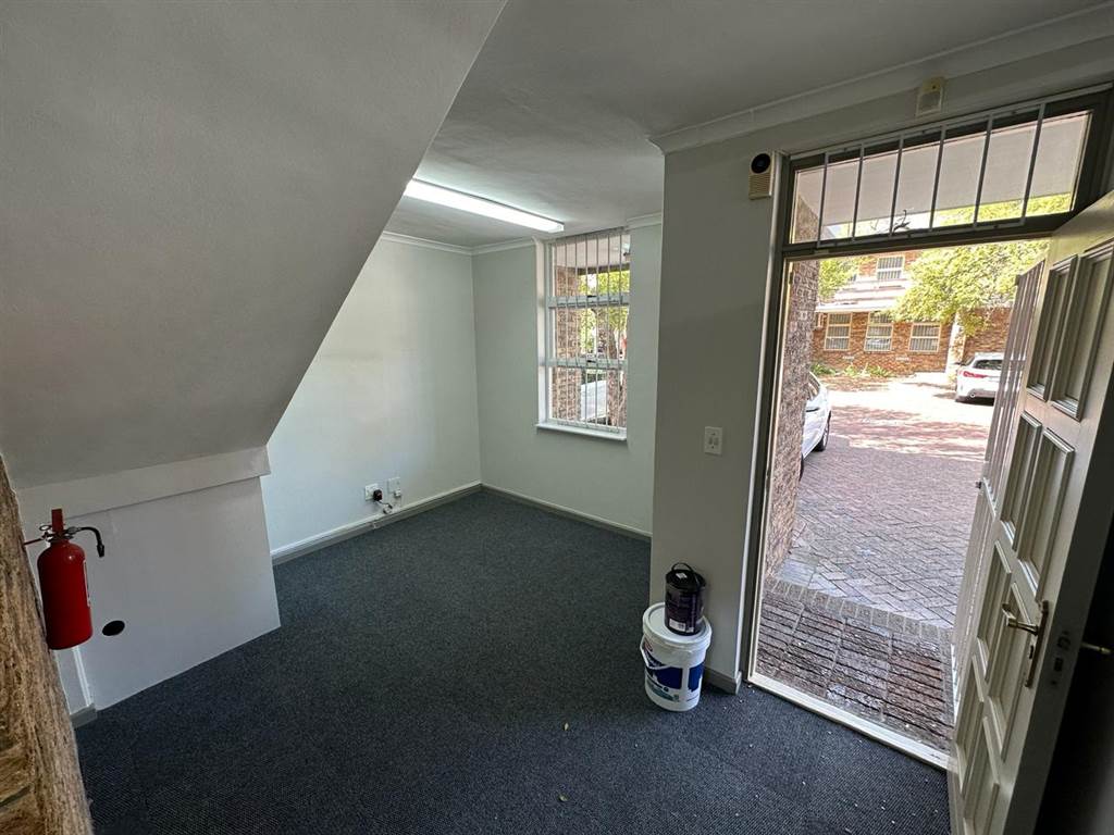 134  m² Commercial space in Pinelands photo number 3