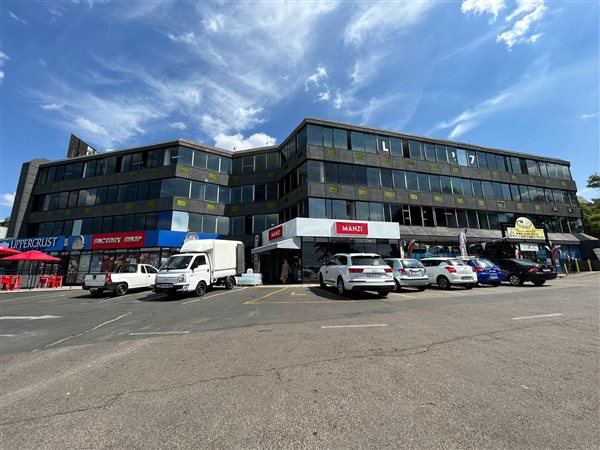 890  m² Commercial space