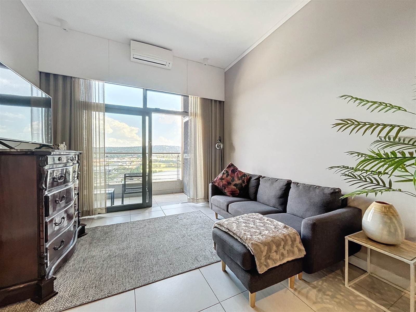 1 Bed Apartment in Menlyn photo number 10