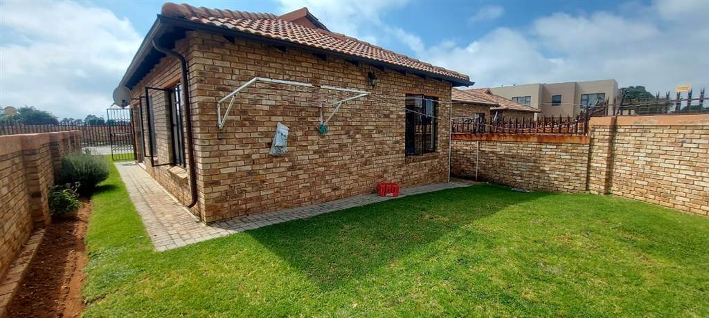 3 Bed Townhouse in Grobler Park photo number 1
