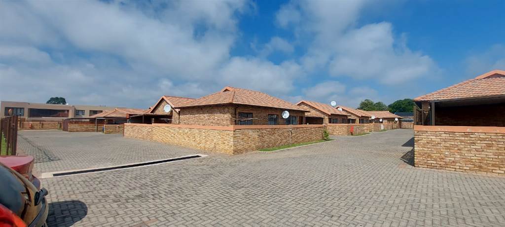 3 Bed Townhouse in Grobler Park photo number 12