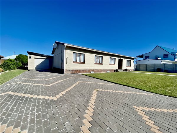 4 Bed House in Pearly Beach