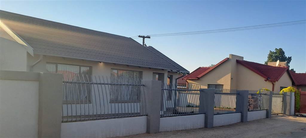 3 Bed House in Mmabatho unit 14 photo number 15
