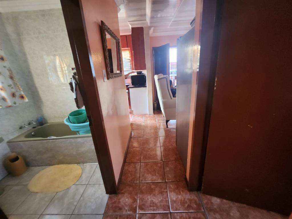 2 Bed House in Mmabatho unit 13 photo number 9