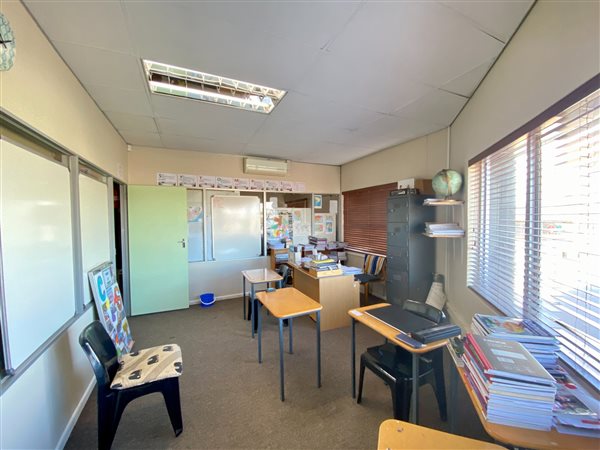 225  m² Office Space in Tableview