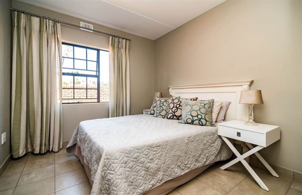 2 Bed Apartment in Olievenhoutbosch photo number 5