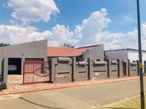 5 Bed House in Spruit View