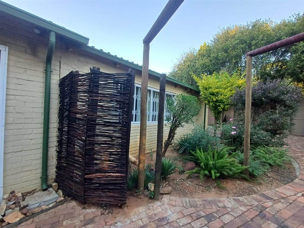 2 Bed Garden Cottage in Johannesburg North photo number 14