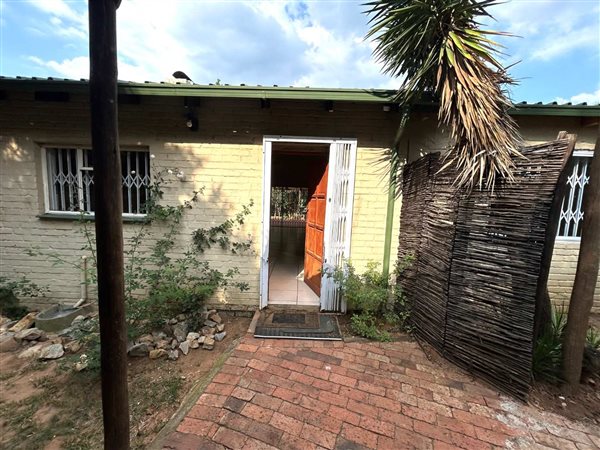 2 Bed Garden Cottage in Johannesburg North