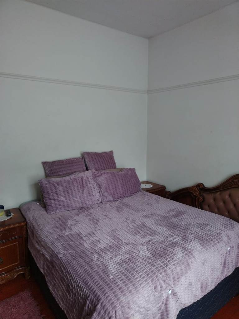 2 Bed Apartment in Richmond Hill photo number 7