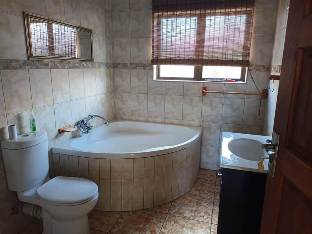 2 Bed House in Secunda photo number 11