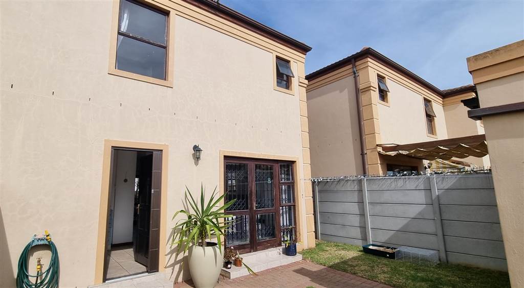 3 Bed Townhouse in Parklands photo number 1