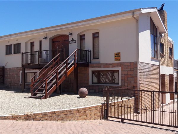 6 Bed House in Middedorp