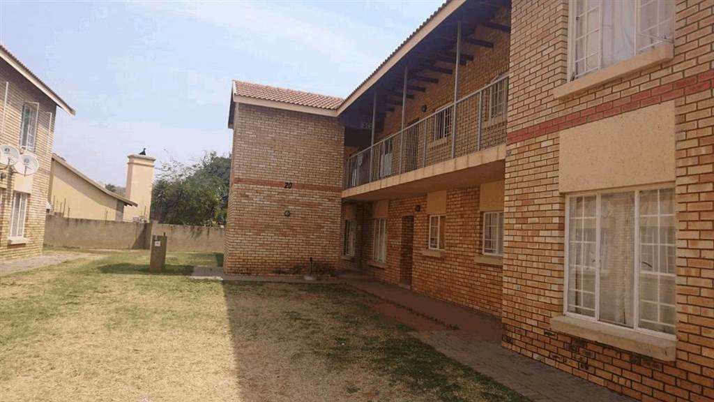 2 Bed Flat in Waterval East photo number 2