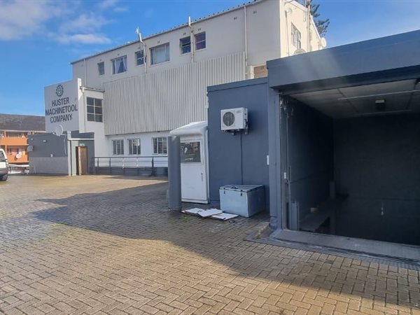 824  m² Commercial space