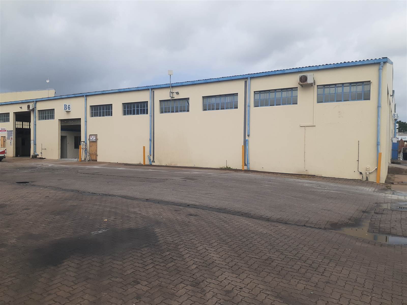 481  m² Industrial space in Richem photo number 2